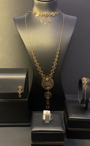 طقم كبير مع مخنق + طقم صغير عيار 21