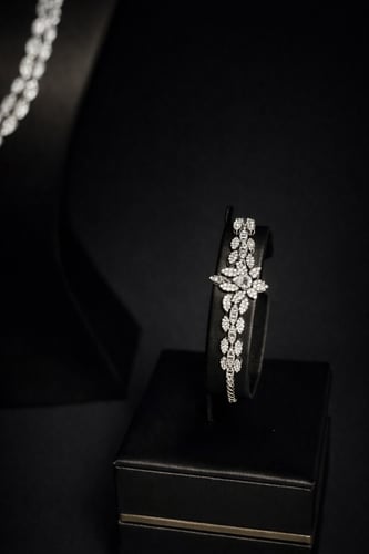 طقم ذهب فخم عيار 18 وزن 31.18 جرام