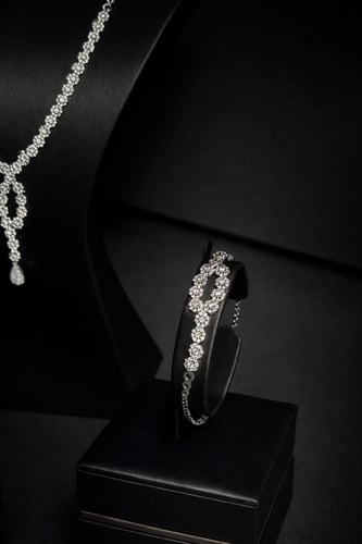 طقم ذهب بتصميم فريد عيار 18 وزن 36.3جرام