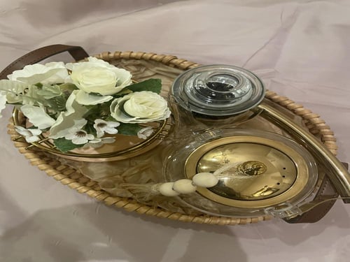 ابريق شاي وقاعدته وصحنه مع الشاي