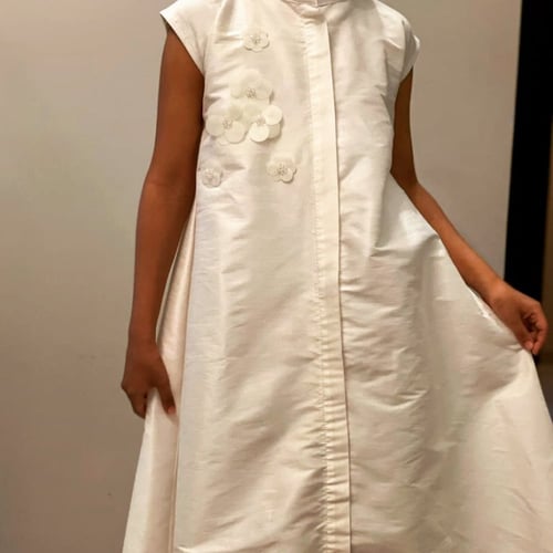 جلابيه بناتي مع ورد في الصدر