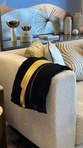 بشت ملكي اسود