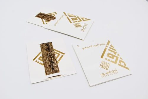 توزيعات رقائق العود الطبيعي مع الكتابة بالليزر عبا...