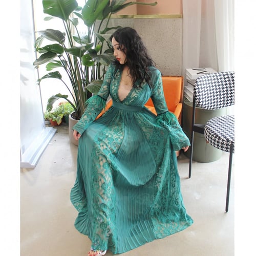 فستان اخضر شيفون اطراف الاكمام مزينة بريش النعام