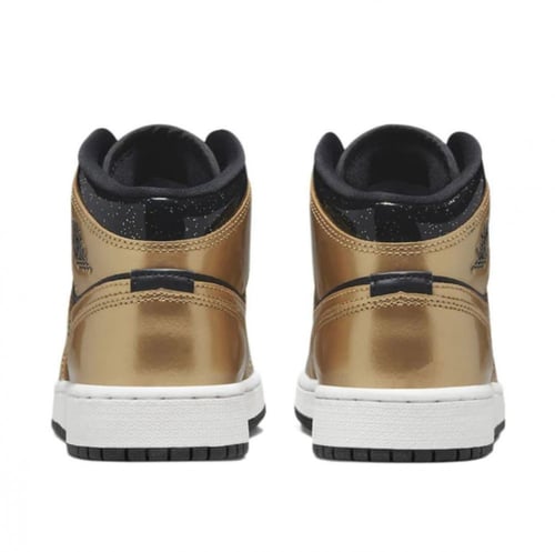 نايك جوردن اسود مع متاليك ذهبي