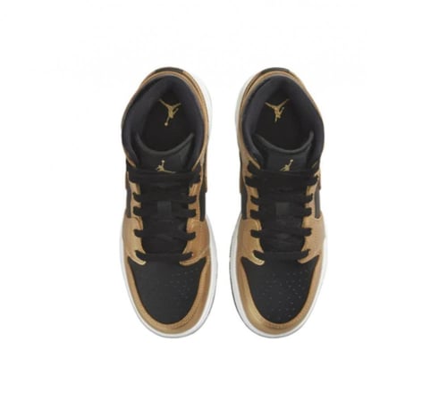 نايك جوردن اسود مع متاليك ذهبي