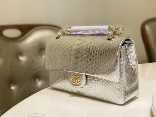 شنطة شانيل مقاس 25 لون فضي