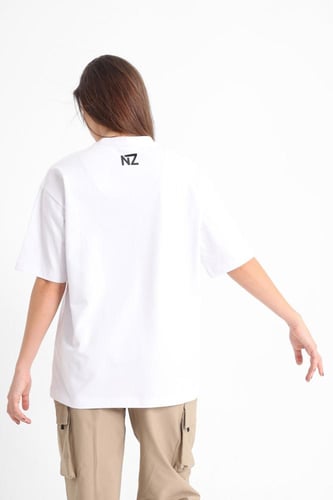 تيشيرت أبيض مميز 2024 للنساء تصميم أنيق يعكس البسا...