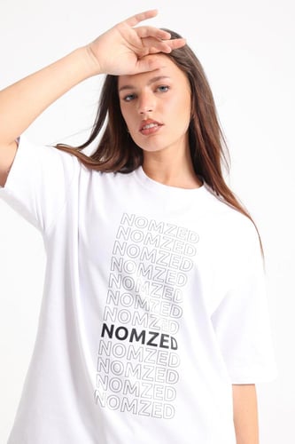 تيشيرت أبيض مميز 2024 للنساء تصميم أنيق يعكس البسا...