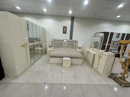 غرفة نوم صيني ٨ قطعة دولاب مقاس ٢٤٠*٢٣٠ سم سرير ٢٠...