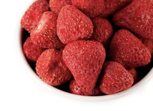 فراولة مجفف بالتبريد حبة كاملة نص كيلو