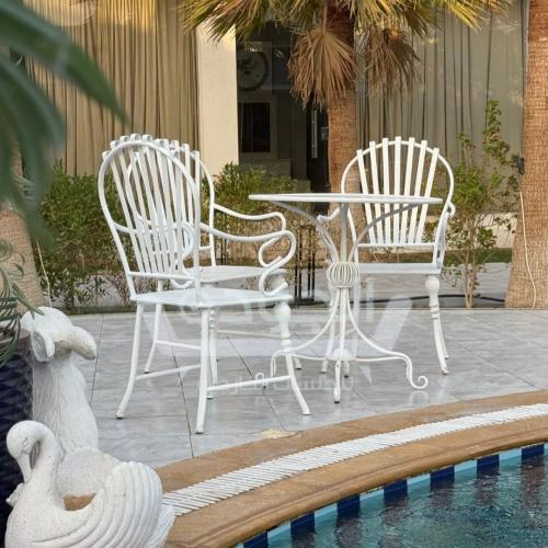 جلسة خارجية ثلاثيه للحديقة حديد لون ابيض