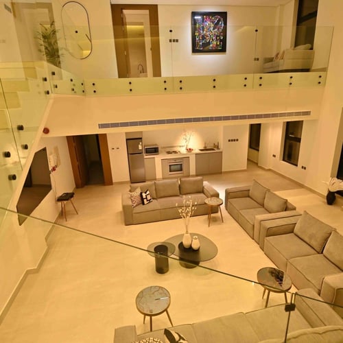 ( يوم الجمعة ) مَضيف 102