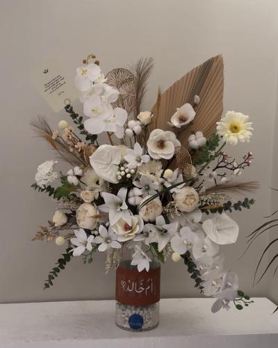 فازة ورد صناعي أنيقة