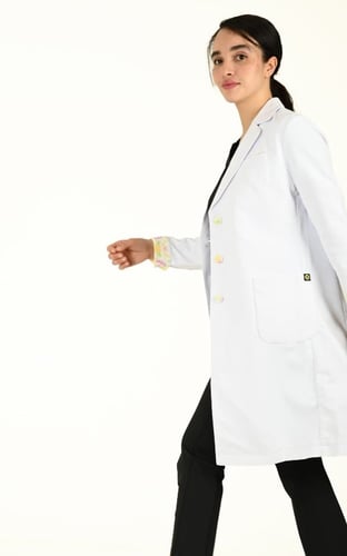 لاب كوت طويل ابيض نسائي هناي | فوتشر