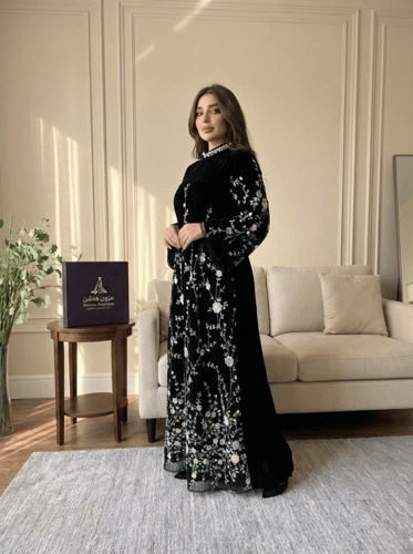 فستان مخمل مطرز بالزهور