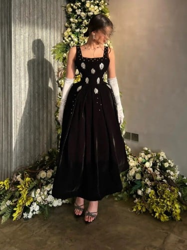 فستان مخملي ناعم مع قلفزات مطاط