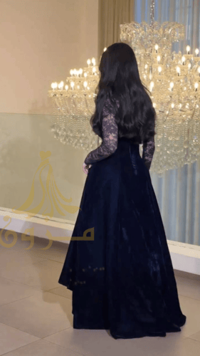 فستان سهرة مخمل كحلي بتفاصيل الدانتيل الفاخرة