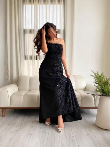 فستان "سيرين" الأسود بكتف واحد