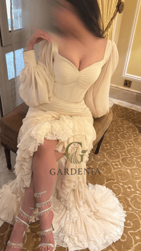 فستان بقصة جريئة مطعم بكشكشة الدانتيل