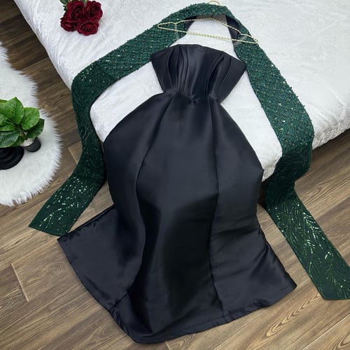 فستان مكشوف الاكتاف بكسرات صدر