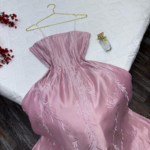 فستان سهرة مكشوف الاكتاف مطرز