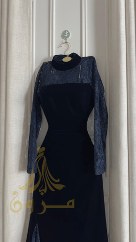 فستان سهرة مخمل كحلي بتفاصيل الدانتيل الفاخرة