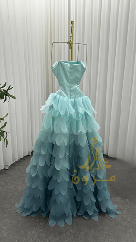 فستان سماوي مموج بكشكشة