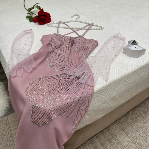 فستان مكشوف الاكتاف مطرز