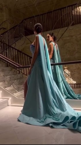 فستان سهرة مطرز بفتحة سفلية