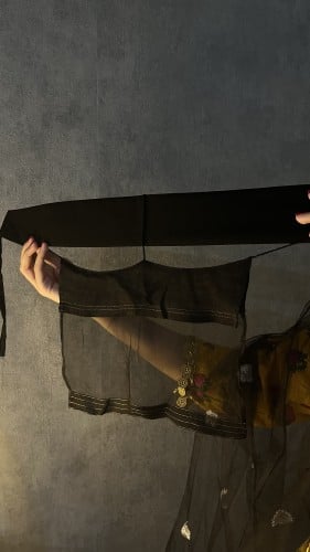 برقع التأسيس شفاف وبخطوط ذهبيه