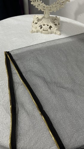 طرحة بحواف ذهبية