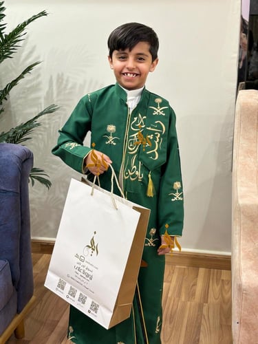 دقله اليوم الوطني مع وشاح بالاسم