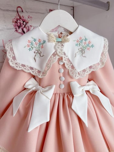 فستان بتطريز انيق