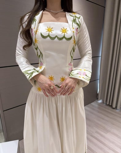 فستان العيد ناعم قطعتين بتطريز ورود