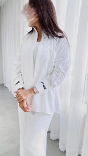 قميص كتان بتطريز شعار سيفين ونخلة