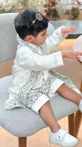 طقم العيد مطرز بالحروف العربيه