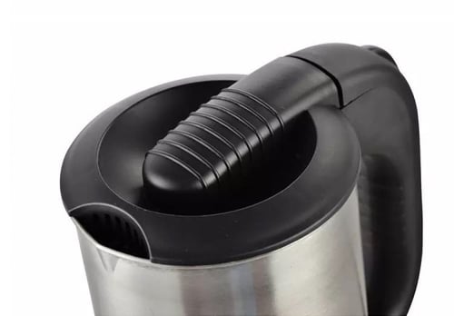 غلاية على ولاعة سيارة مع كوبين