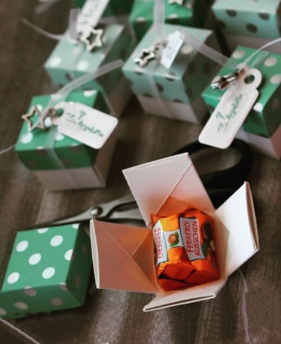 بوكس شوكولا مع تاق بعبارة مناسب لليوم الوطني