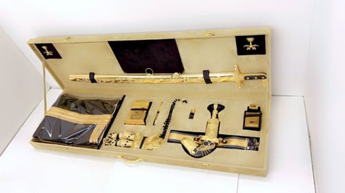 بوكس ملكي سيف وبشت وخنجر جلد عماني - متجر المحترفو...