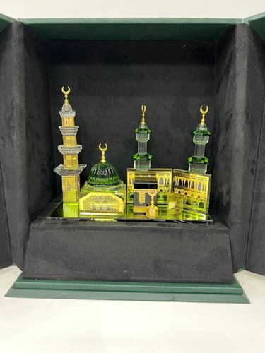 درع مجسم الحرم المكي والمسجد النبوي الشريف مع الدو...