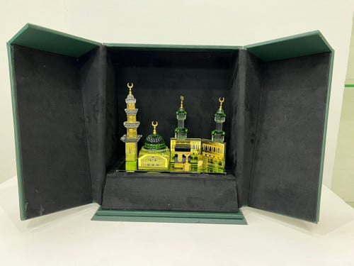 درع مجسم الحرم المكي والمسجد النبوي الشريف مع الدو...