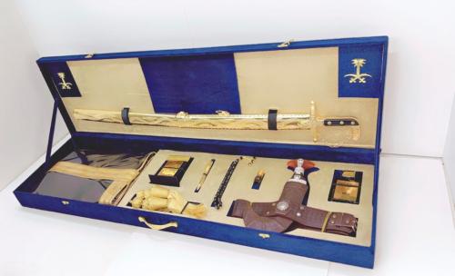 بوكس هدية سيف وبشت وخنجر - متجر المحترفون