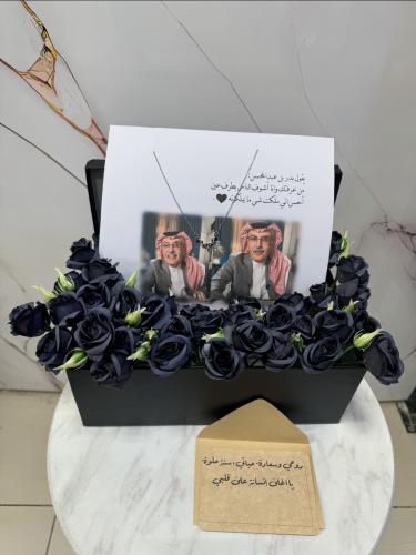 بوكس ورد أنيق مع قلادة الغزال