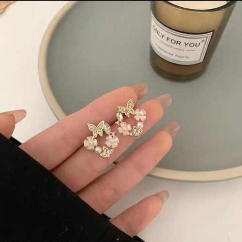 اقراط الأذن بشكل الورود