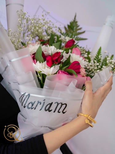 باقة ورد مع اسوارة بالاسم رسمة قلب