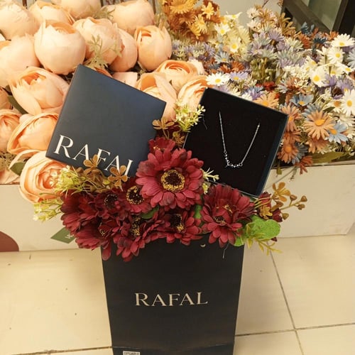 باقة ورد مع سِلسال قرن الغزال