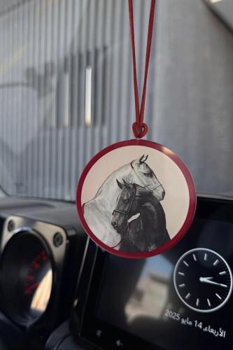 تعليقة اكريلك برسمة حسب الطلب