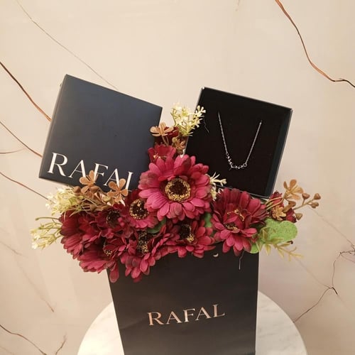 باقة ورد مع سِلسال قرن الغزال