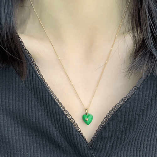 قلادة القلب بتصميم عصري